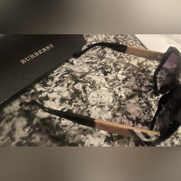 Ladies BRAND NEW BURBERRY SUNGLASSES TRADITIONAL BURBERRY PATTERN - Picture 3 of 5